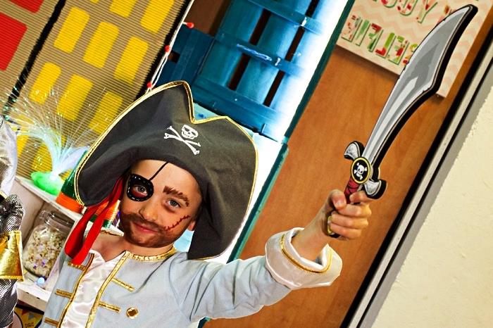 kako narediti fanta za piratsko ličenje, piratsko ličenje za otroka s ponarejeno barvo obraza in brado za oči