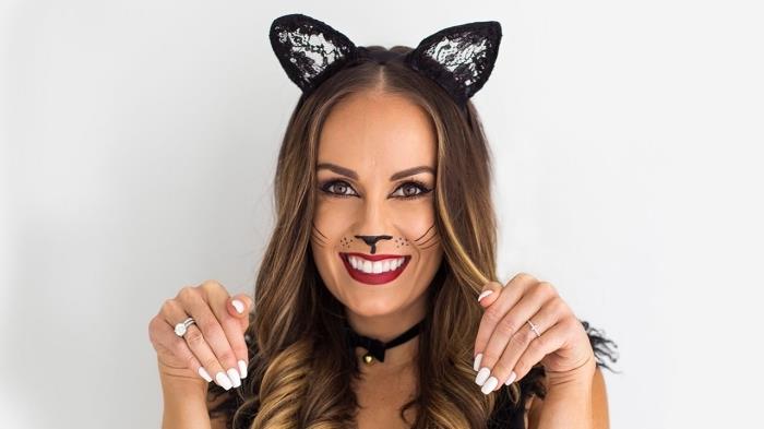 paprasta Helovino makiažo idėja, katės moteriška maskuotė su juoda suknele ir katės ausų aksesuarais