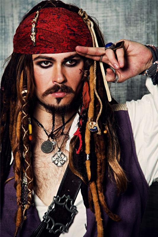 ideja za kostume za noč čarovnic za odrasle, ličila in jack sparrow preobleka s ponarejenimi ključavnicami in kapuco