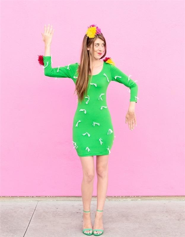 neįprastas moters Helovino kostiumas, kaktusas, žalia suknelė, spalvingos pakraštinės pompomos ir maži balti akcentai kaip erškėčiai