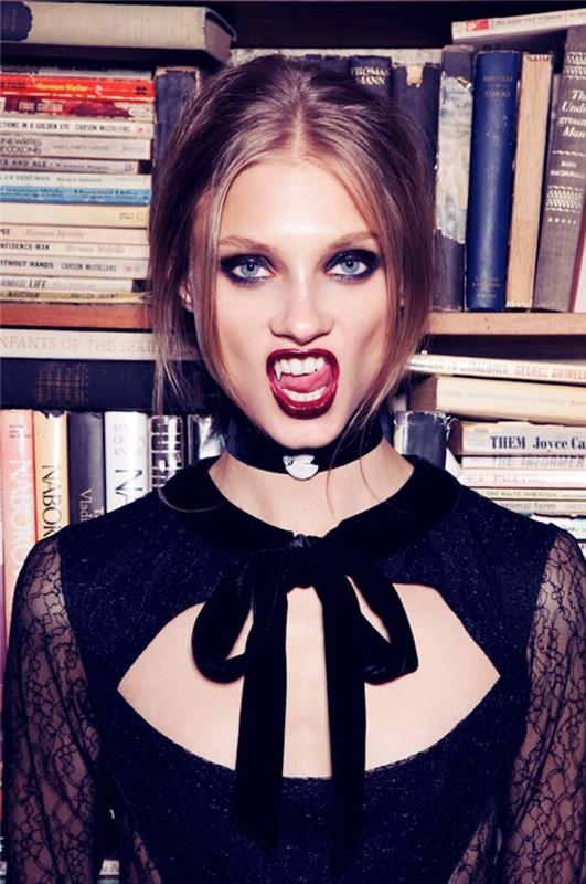 naminės moters Helovino kostiumo idėja, vampyro dantys, juoda suknelė, idėja, kaip padaryti vampyro išvaizdą
