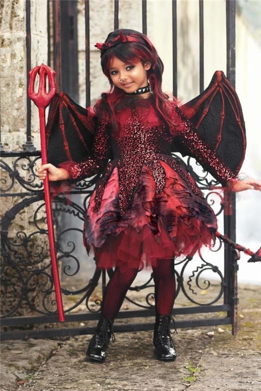 tutu etek, bir çift kanat ve bir şeytan dirgen ile payetli ve tül bir elbiseden oluşan gotik küçük şeytan kostümü, küçük gotik şeytan kız cadılar bayramı kostümü fikri