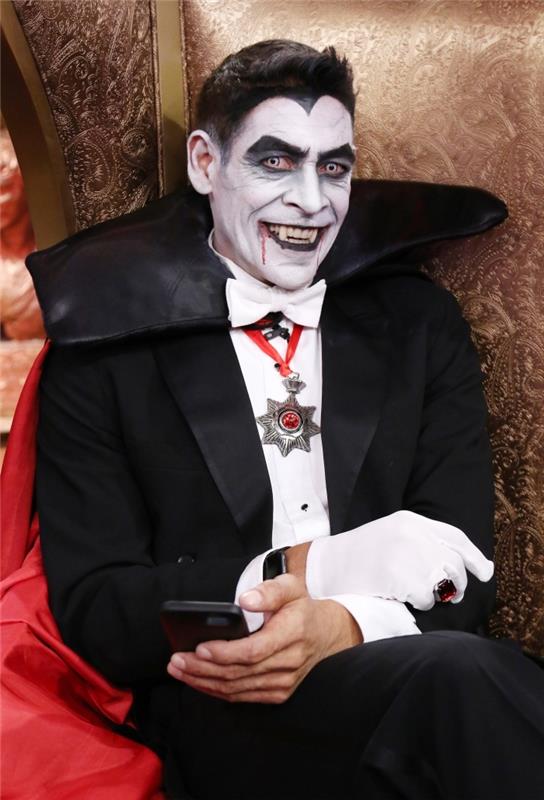Kaip apsirengti Helovino vyrui, vyro vampyro makiažo idėjai, makiažui baltais veido dažais