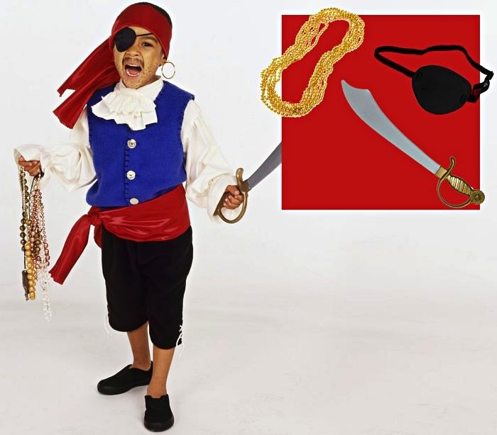 piratski kostum za dečka, ki vključuje belo srajco, modri telovnik, pas, povoj in nekaj piratskih dodatkov
