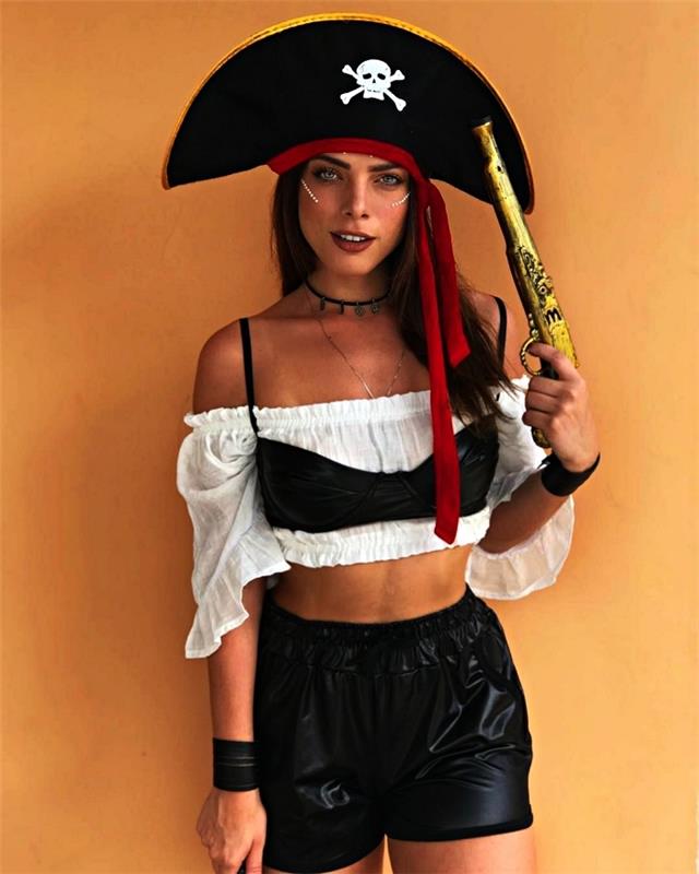 ženski piratski kostum, sestavljen iz odrezanega vrha z golimi rameni, usnjenih kratkih hlač in piratskega klobuka