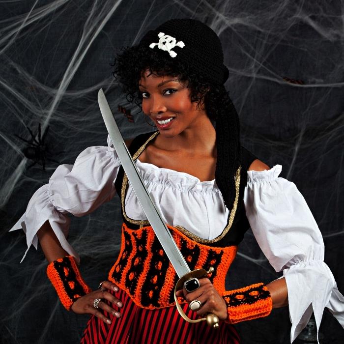 izviren ženski piratski kostum s steznikom in kvačkanim klobukom, izviren piratski kostum