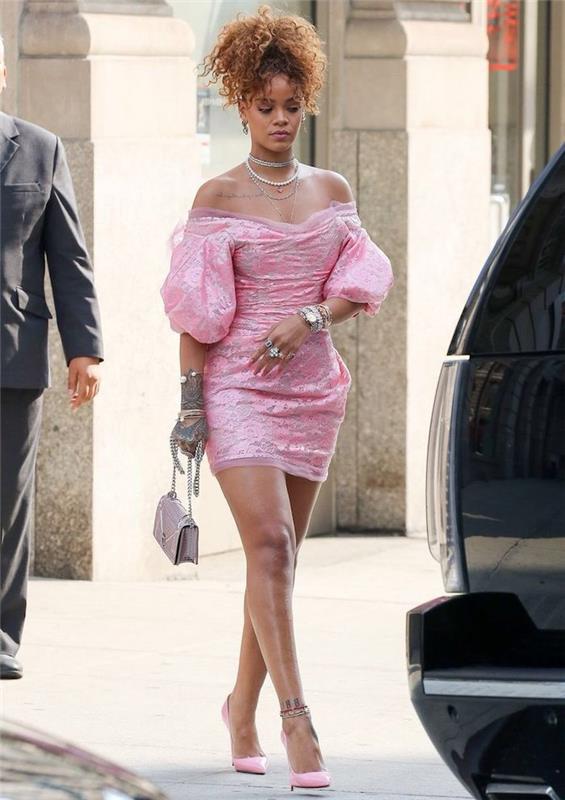 80'ler partisi Rihanna kostümü pembe elbise ve pembe topuklu ayakkabılar, 80'ler elbisesi nasıl giyilir, disko partisi