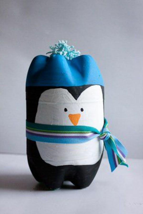 Pingüino de una botella de plástico