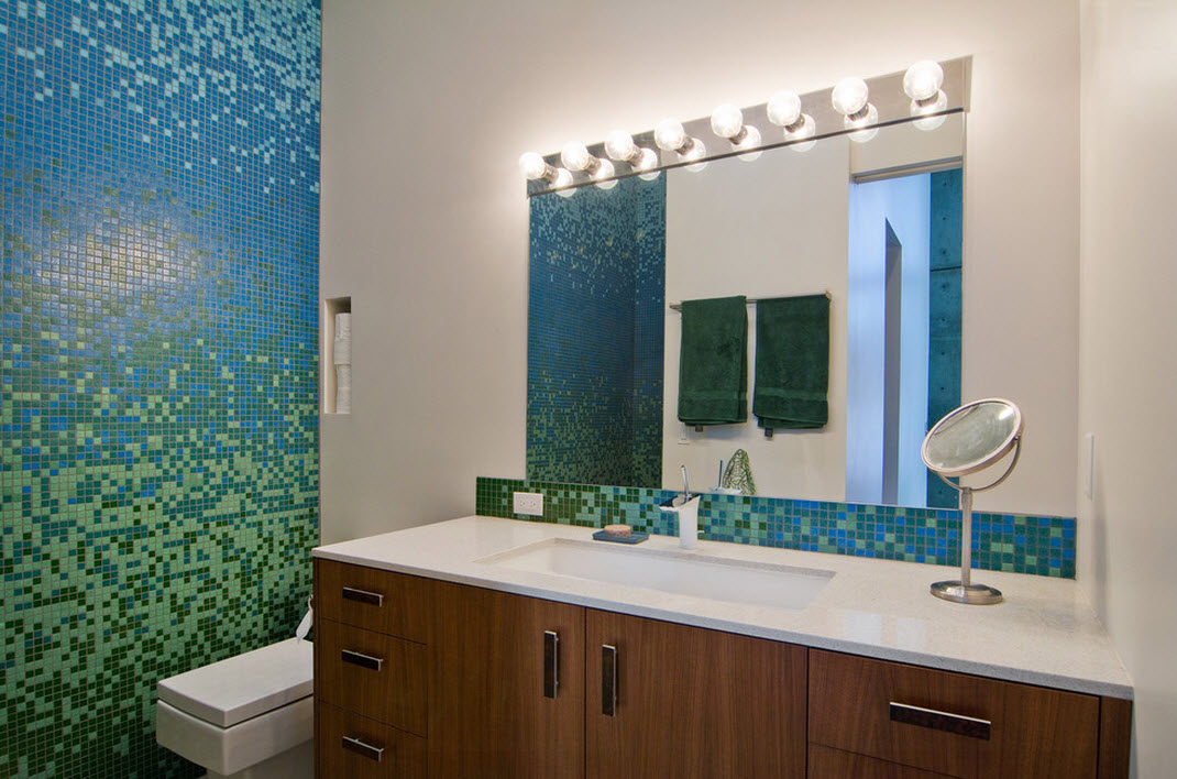 Mosaico verde-azulado na parede do banheiro