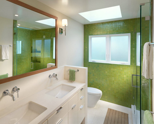 Parede de azulejos verdes no banheiro