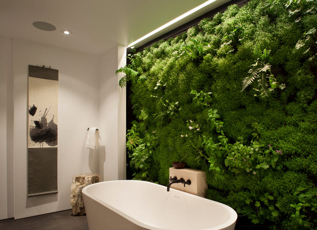 parede de plantas no banheiro