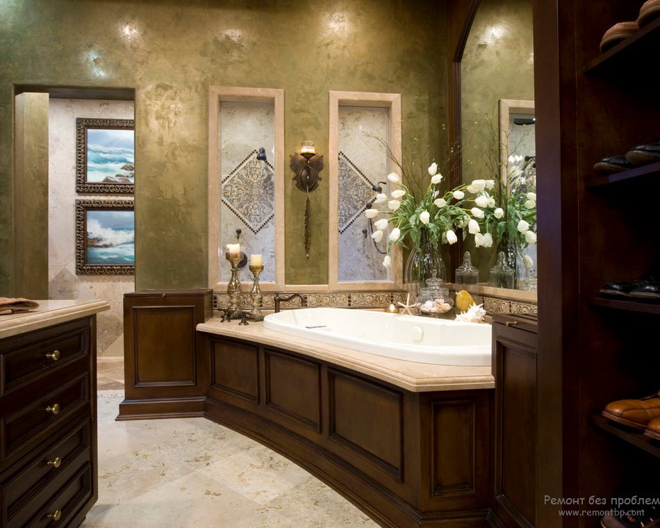 Prabangus kilnus vonios kambarys su dekoratyviniu gipso sienų apdaila
