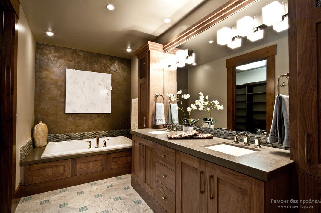 Gražus vonios kambario interjeras su dekoratyviniu tinku ant sienų