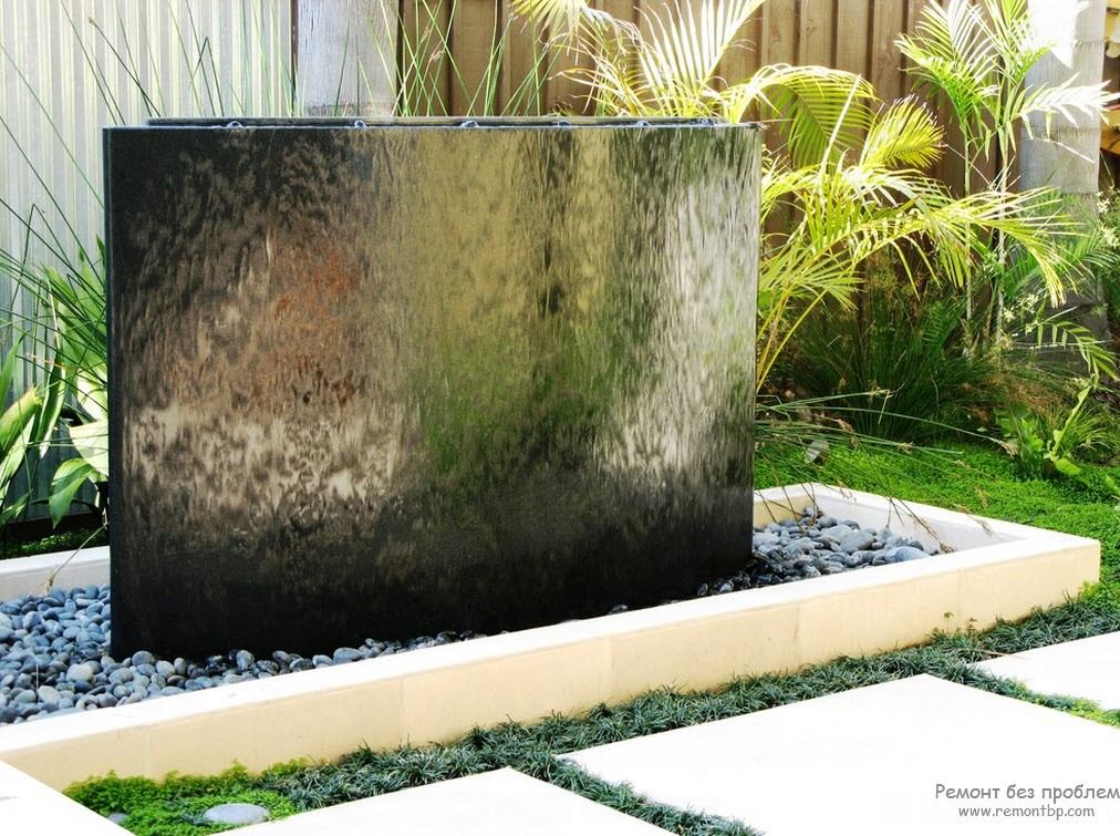 Fontana di tipo all'avanguardia con l'effetto di un flusso d'acqua sospeso