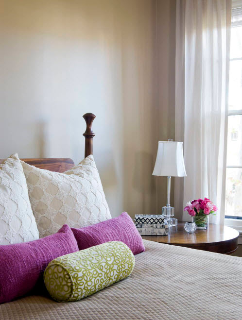 Almohadas decorativas en el dormitorio.