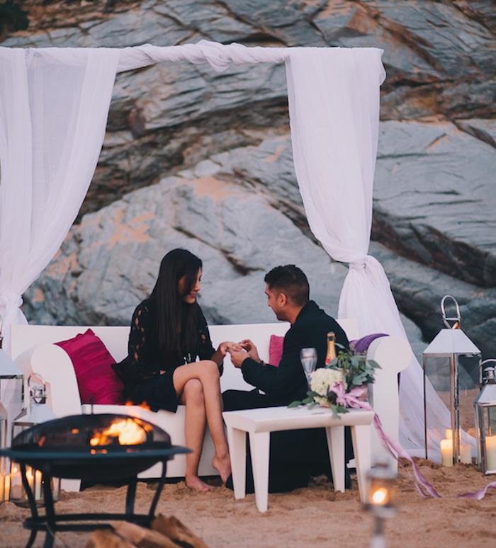 romantična poroka na plaži, zlati pesek, žerjavica, velike luči, beli kavč in bela tančica, malinove blazine, šopek rož