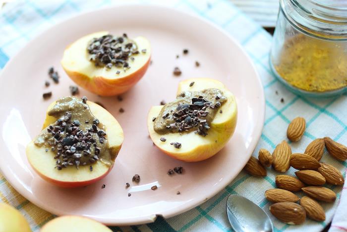 dietinių pusryčių pavyzdys su cukruotais obuoliais su sezamo sviestu, kakavos pupelėmis pasigaminti patiems