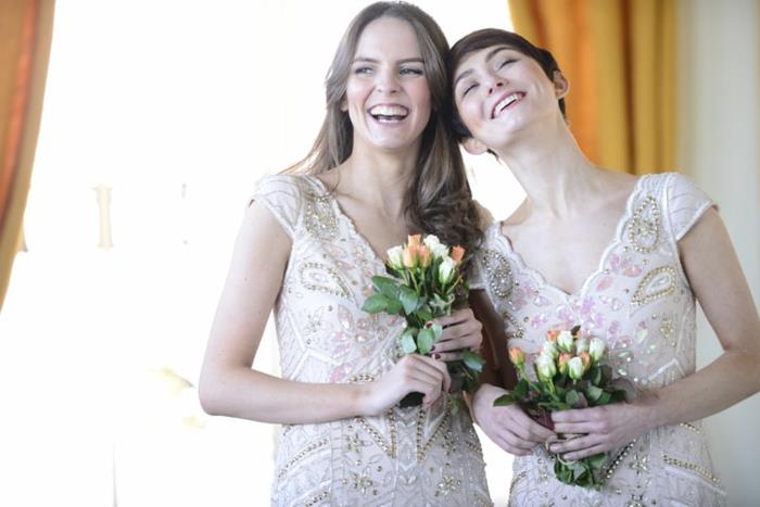 düğüne davet edilen genç kadınlar, şık elbiseler, sade saç modelleri ve çiçek buketleri