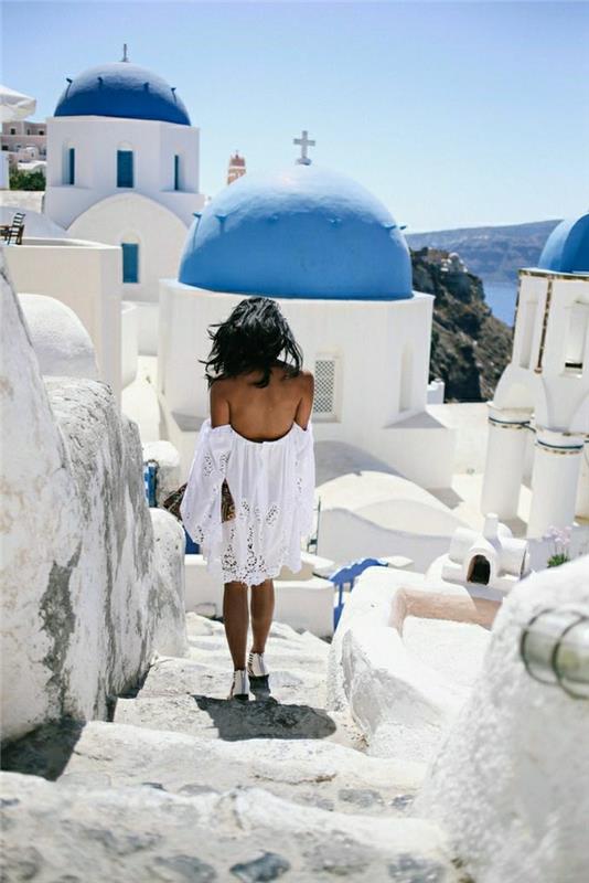nėriniai-balta-suknelė-trumpai-nėriniai-prie-jūros-Graikija