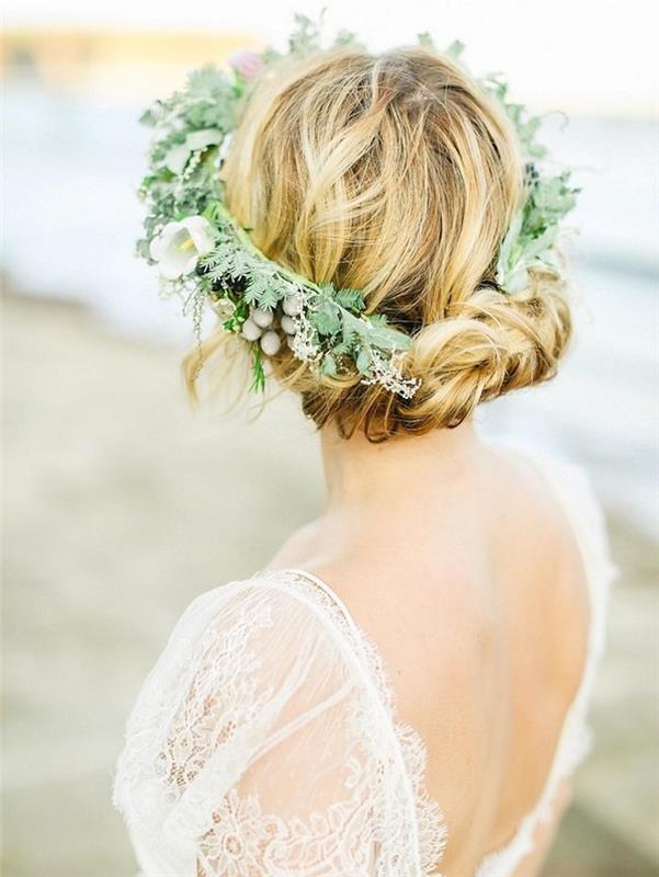 Düğün konuğu veya gelin saç modeli, denizden ilham alan bohem düğün saç modeli, çiçek tacı olan kadın