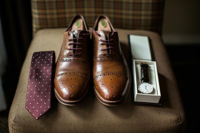 rudi brogues derbiai, taškuotas kaklaraištis, madingas vyriškas laikrodis, vestuvių svečių aprangos idėja