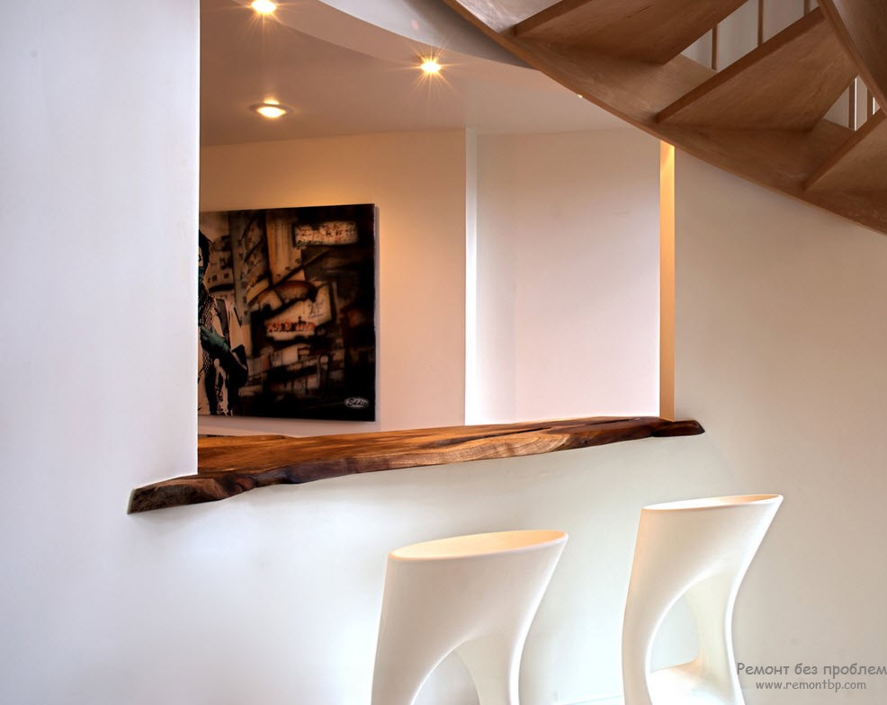 Elemento de madera combinado con muebles modernos.