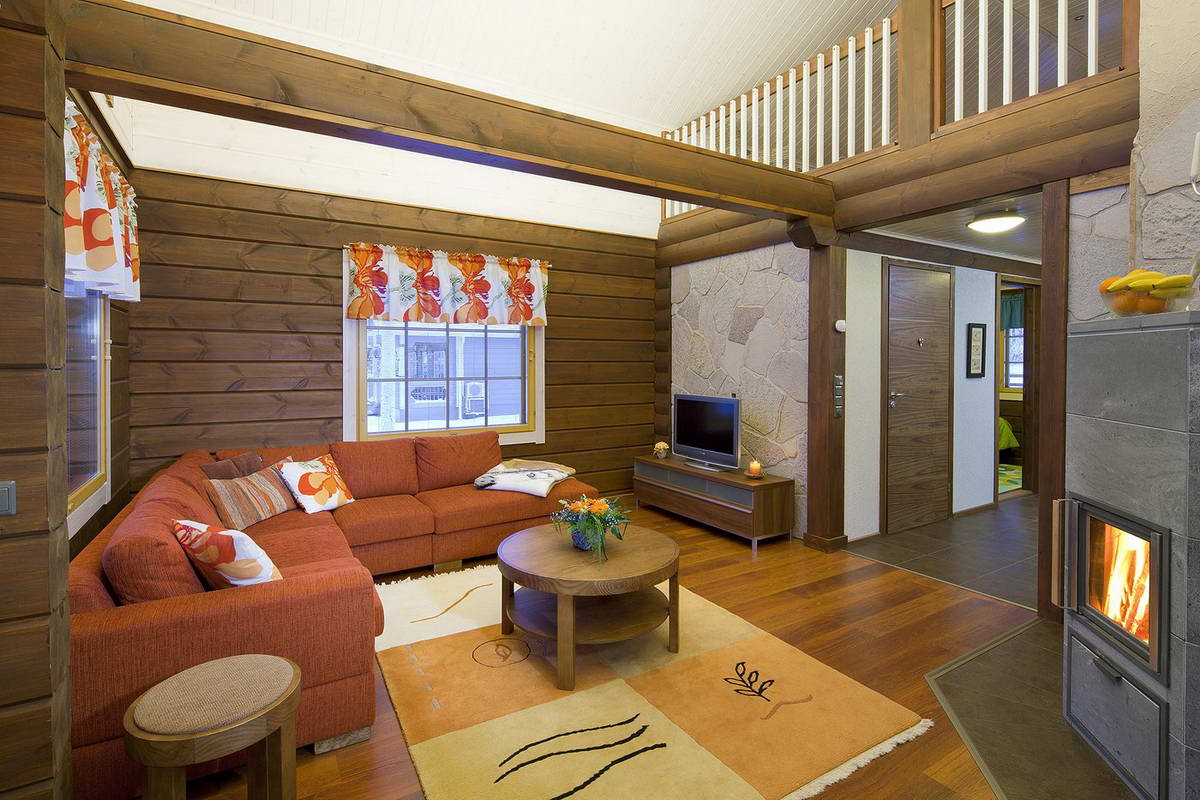 medinis namas su didele raudona sofa