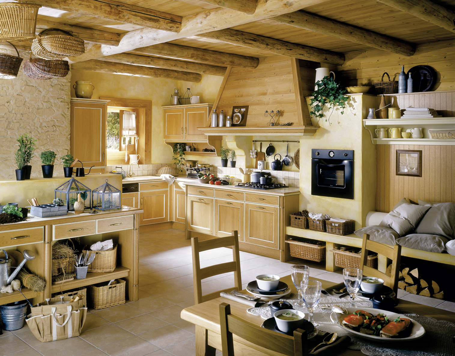 interno della cucina-soggiorno in una casa in legno