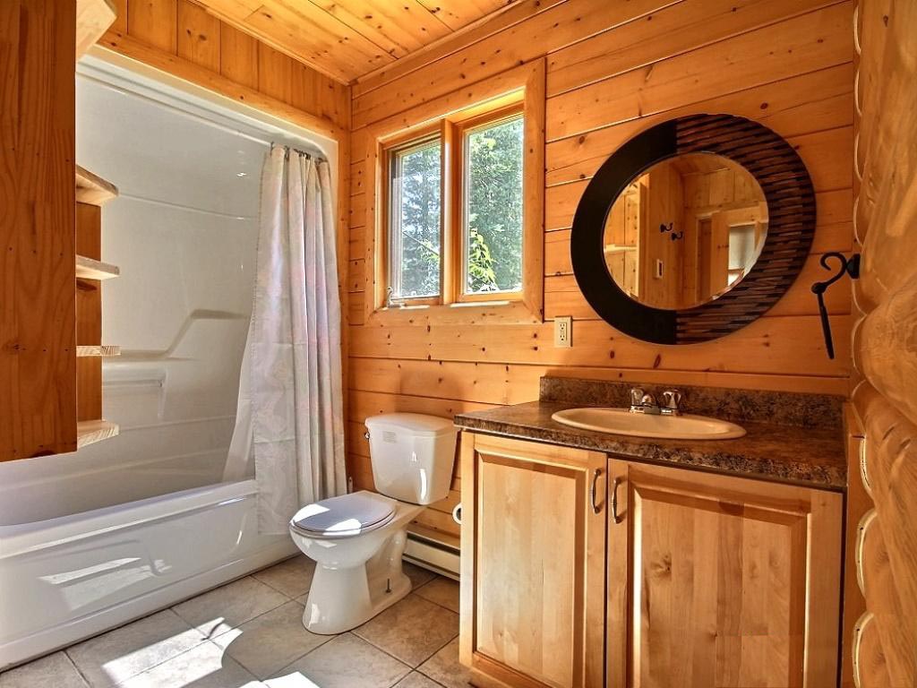 bagno in una casa di legno