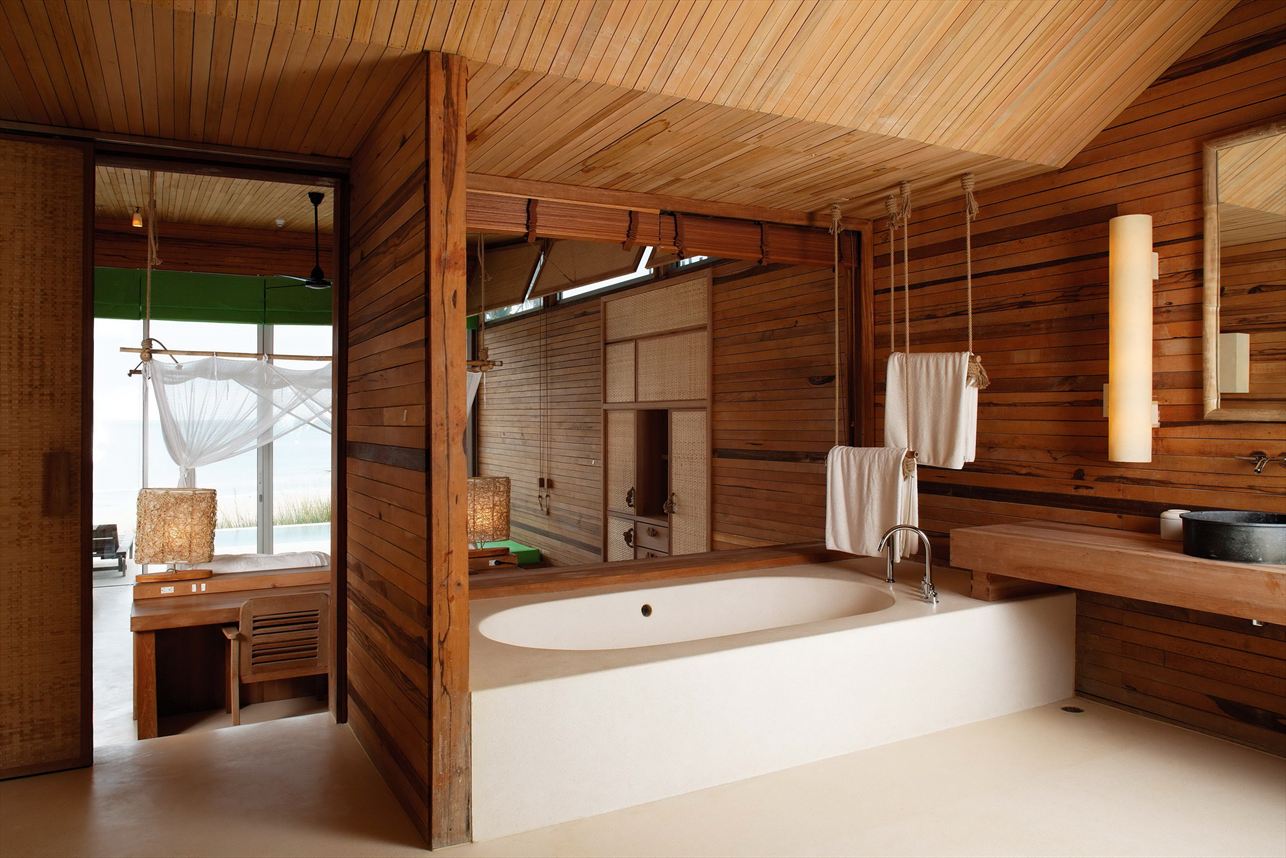 bagno in una casa di legno