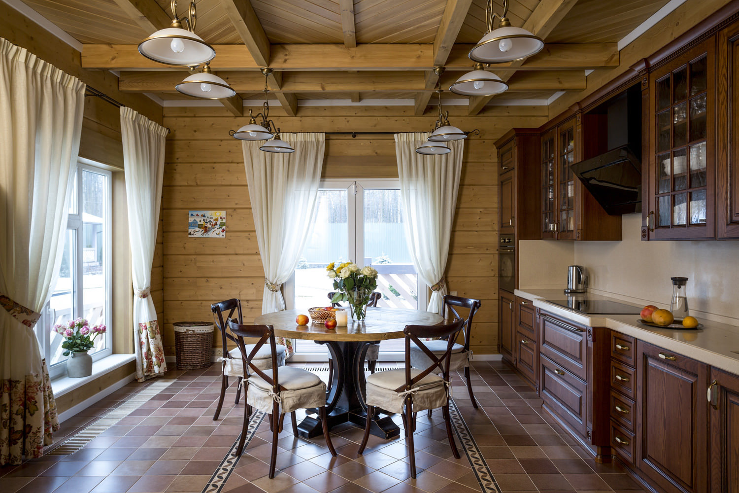 sala de jantar em uma casa de madeira