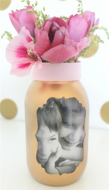 kako narediti vazo s cvetjem, prebarvati stekleno posodo, okrasni trak, šopek rož, otroško fotografijo, osebno darilo za materinski dan