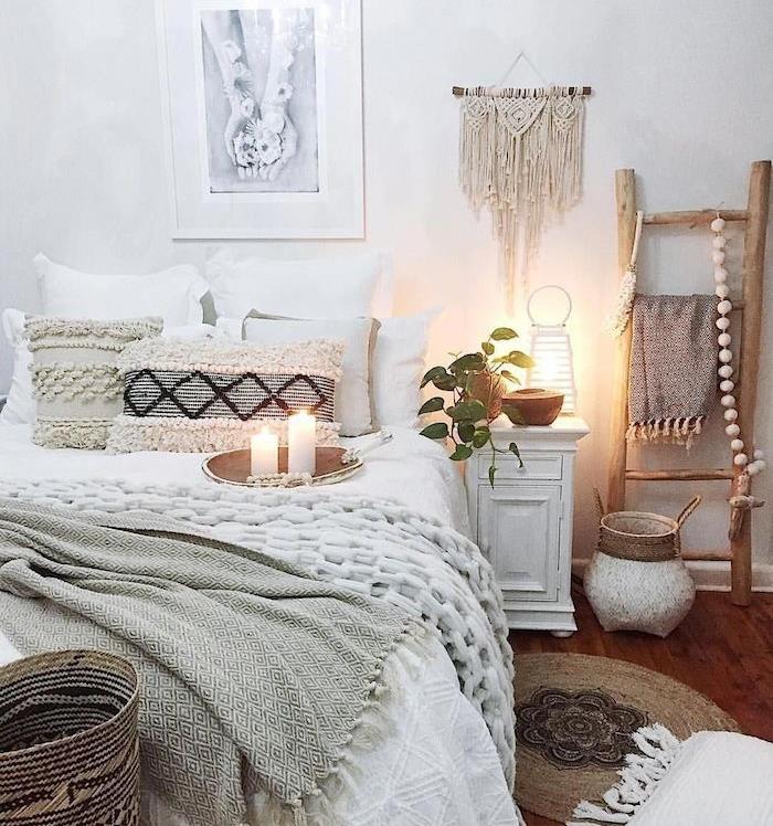 baltas ir pilkas miegamasis, šokiruojantis bohemiškas miegamojo dekoras su makrame siena, dekoras iš medžio, rotango kilimas, minkšta pilka ir balta patalynė