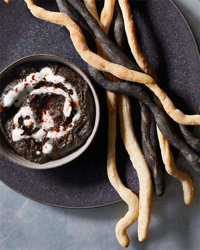 valovite vžigalice in črni tahini dip s creme fraiche in jajčevci