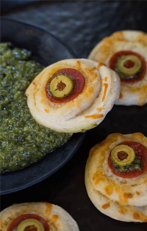 cadılar bayramı tost pesto sos ile tepesinde küçük pizzalar üzerinde gözbebekleri