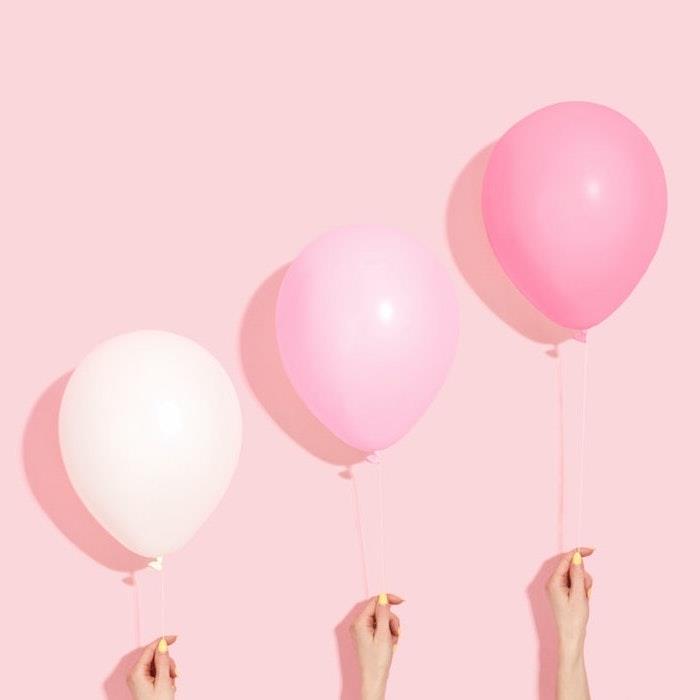 üç elle pembenin farklı tonlarında balonlar pop art estetik pastel duvar kağıdı