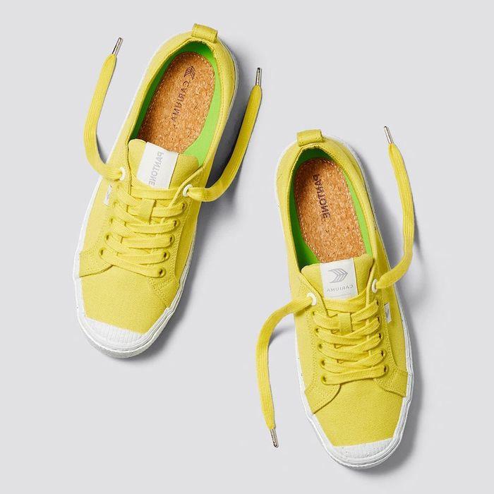 sarı spor ayakkabı ve renk kombinasyonu mantar tabanlık