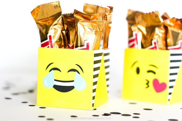 rumene škatle emoji, napolnjene z twikom ali drugimi dobrotami, božično darilo za gurmane in izvirne najstnike