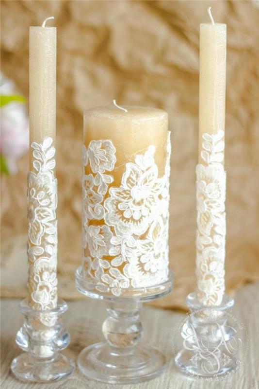 ideja za poročno dekoracijo personalizirane čipkaste sveče, romantično poročno središče, lesena miza