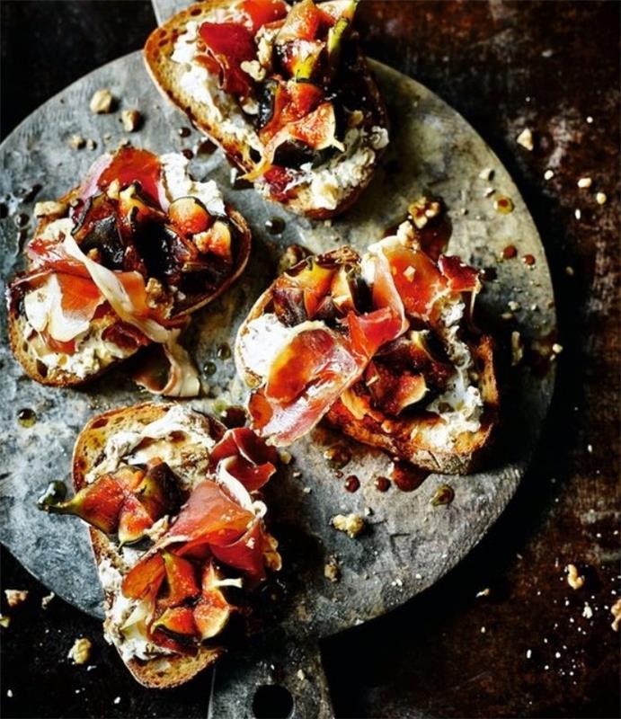 bruschetta s kremnim sirom, opečene fige, šunka in orehi, recept za tapas, ki ga delite s prijatelji