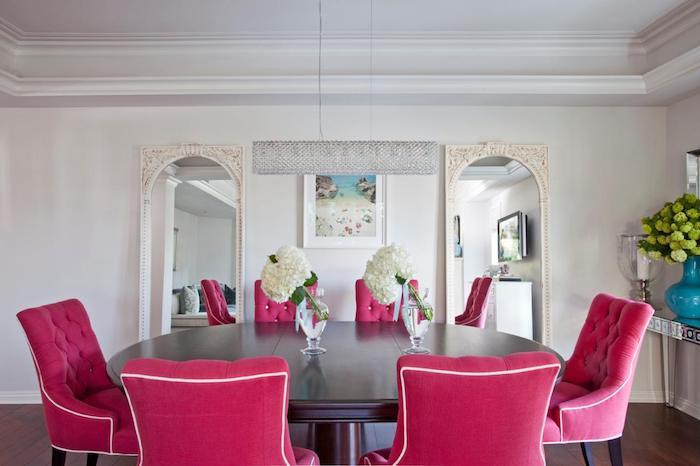 ideje za jedilnico v barvi maline, malinovi stoli v baročnem dizajnu, okrogla lesena miza, bela stena