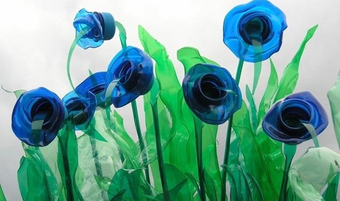 modro-cvetje-narejeno-z-reciklirano-plastiko-diy-idejo-za-umetniško-dekoracijo