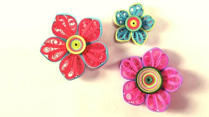 pembe, kırmızı ve mavi çiçekler, kendin yapmak için quilling modeli, üç güzel çiçek