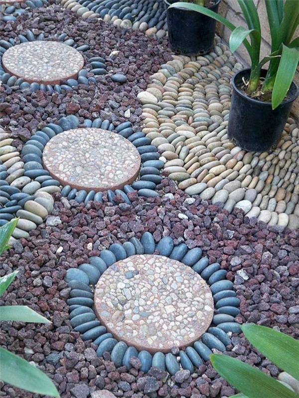 saksı bitkileri ile bir çakıl bahçe dekorasyon fikrinin şekillerde düzenlenmiş çakıl taşları