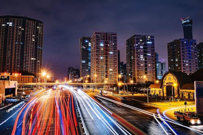 büyük Japon binalarının gece çok renkli duvar kağıdı sırasında ışıklar