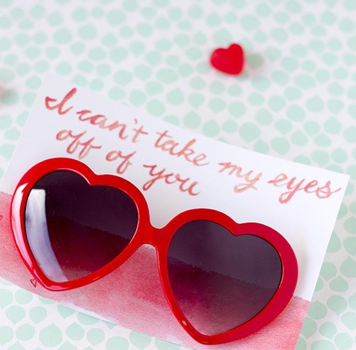 akiniai nuo saulės su raudonu širdies formos rėmeliu, originali Valentino dovanos idėja kartu su nedideliu užrašu
