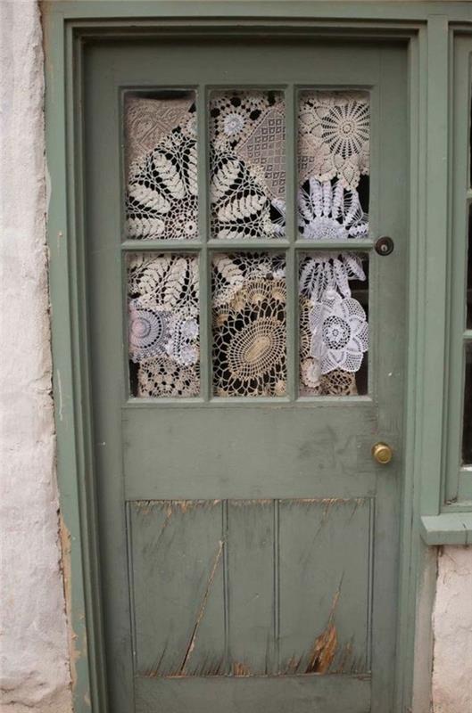 lesena vrata prebarvana v zeleno, prilagojene strešne strešne okna, čipkasto poročno dekoracijo naredite sami
