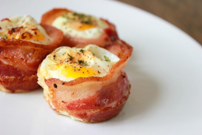 jajca, zavita v slanino, slanina, na primer, velikonočna predjed, enostavna za pripravo