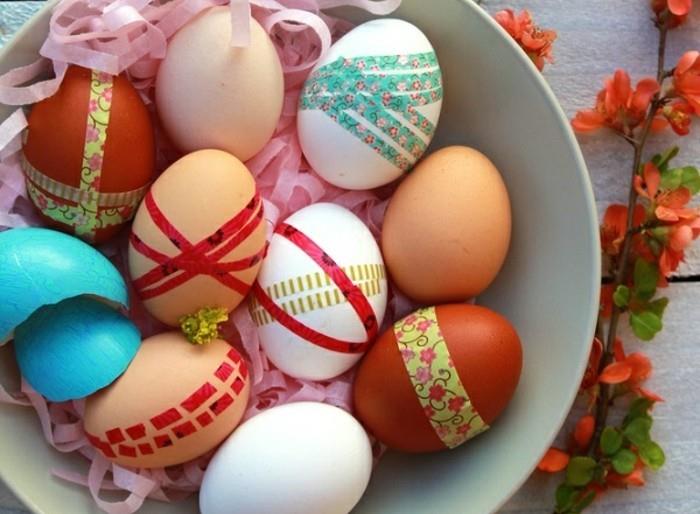 velykiniai kiaušiniai-papuošti-lipnia juosta-dekoratyvinis-projektas-pasidaryk pats