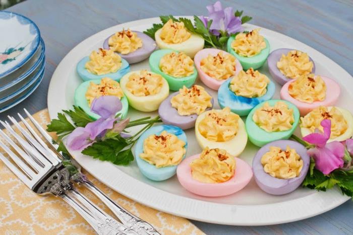 mimozos kiaušiniai dažytuose kiaušinių baltymuose, apibarstyti paprika, pavyzdžiui, Velykų pradžia, Velykų patiekalas